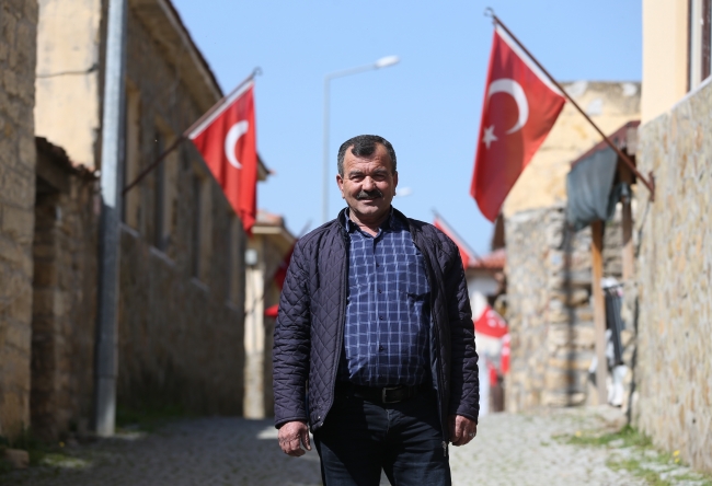 12 yıldır evlerinde Türk bayrakları asılı